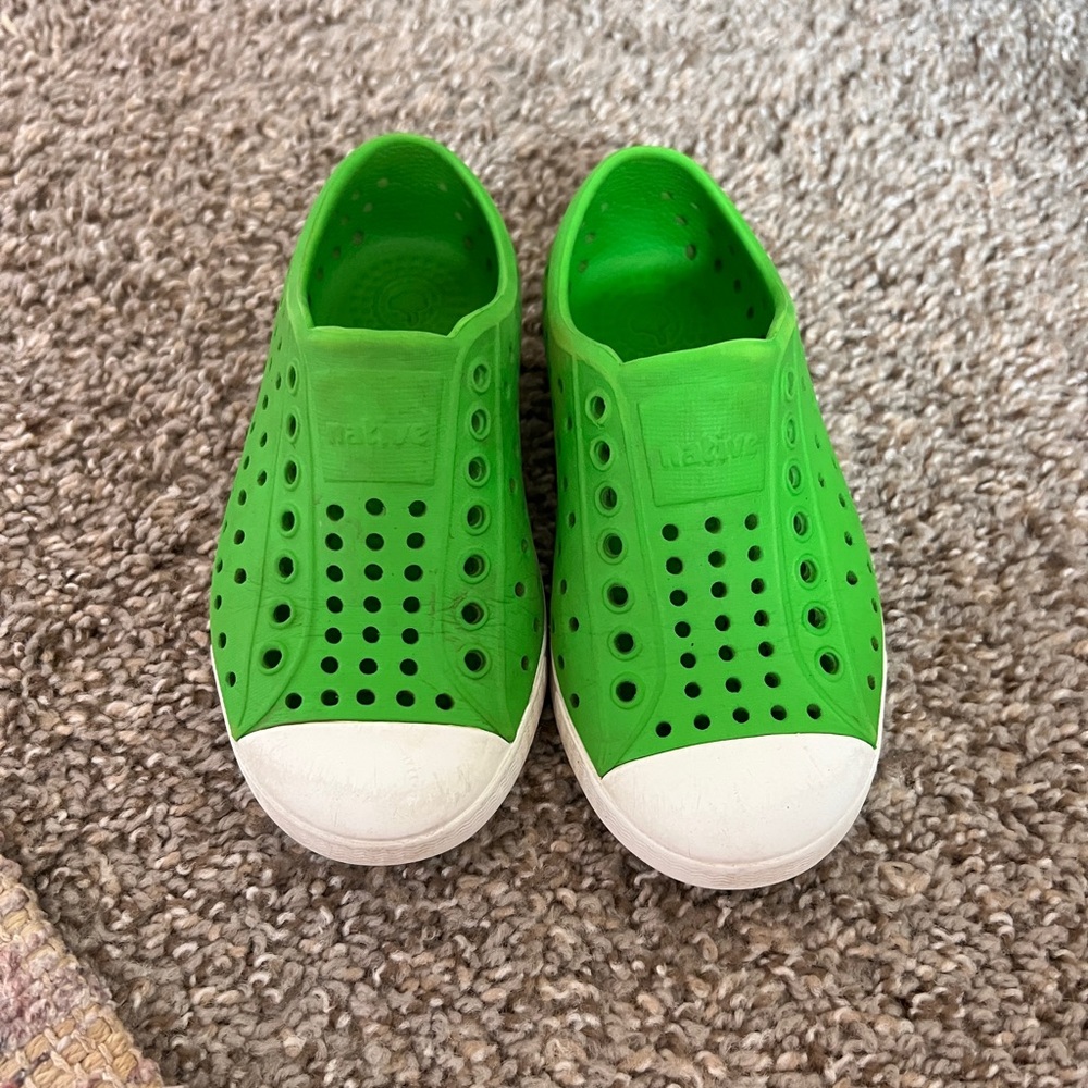 Lime Green Natives size 8c